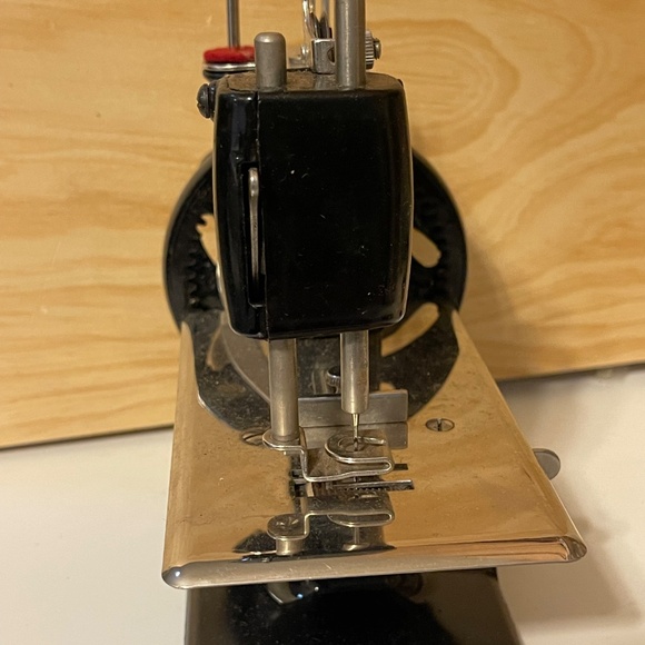 Vintage 1950s Singer Child’s Sewing Machine Model No. 20 w/ Original Box & Clamp - Picture 7 of 10